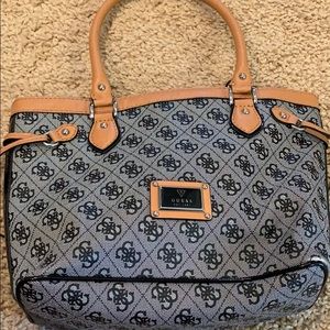 Only used twice Guess purse: like brand new!